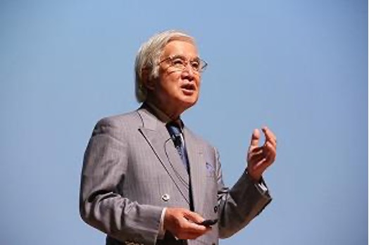 イメージ:埼玉未来大学入学式で講演する埼玉県立大学・田中滋理事長
